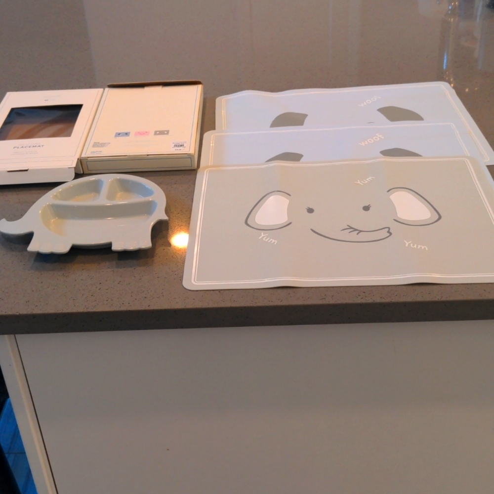3 placemats and one baby plate
